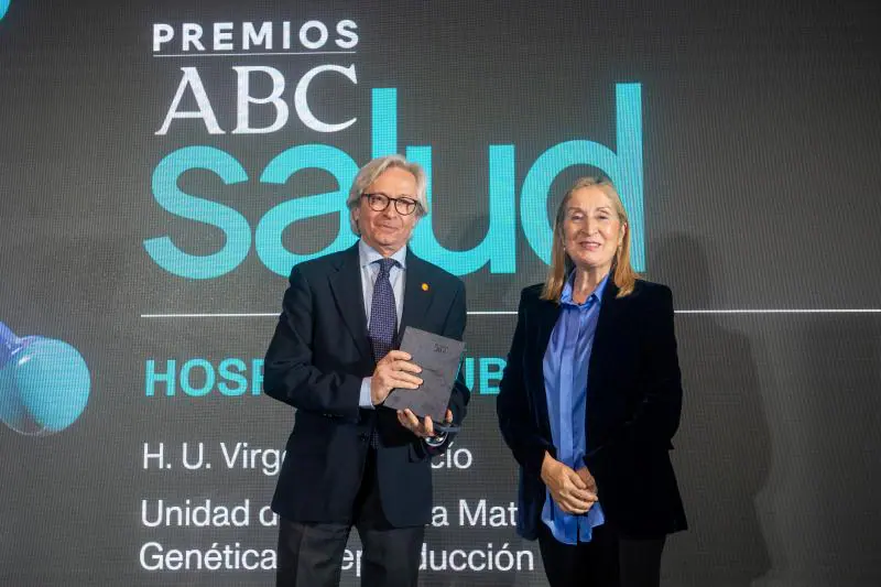 Guillermo Antiñolo recoge el premio ABC al Hospital Público